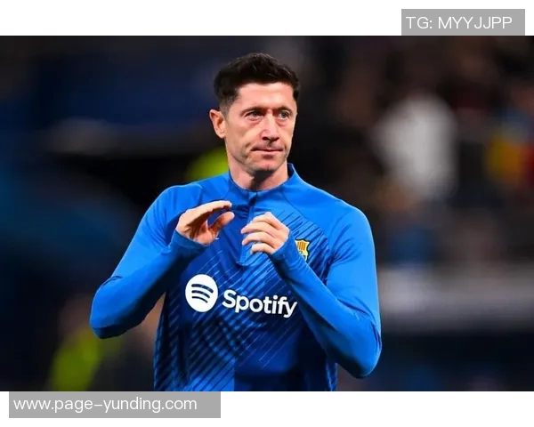 巴萨官方发布莱万佩戴面具复出照片展现坚韧精神